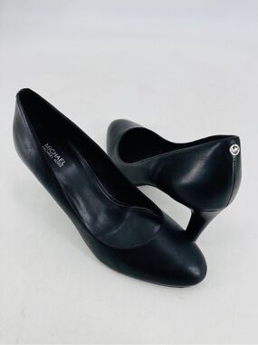 MICHAEL Michael Kors Classic Minimalist Black Leather Logo Work Round Toe Pum